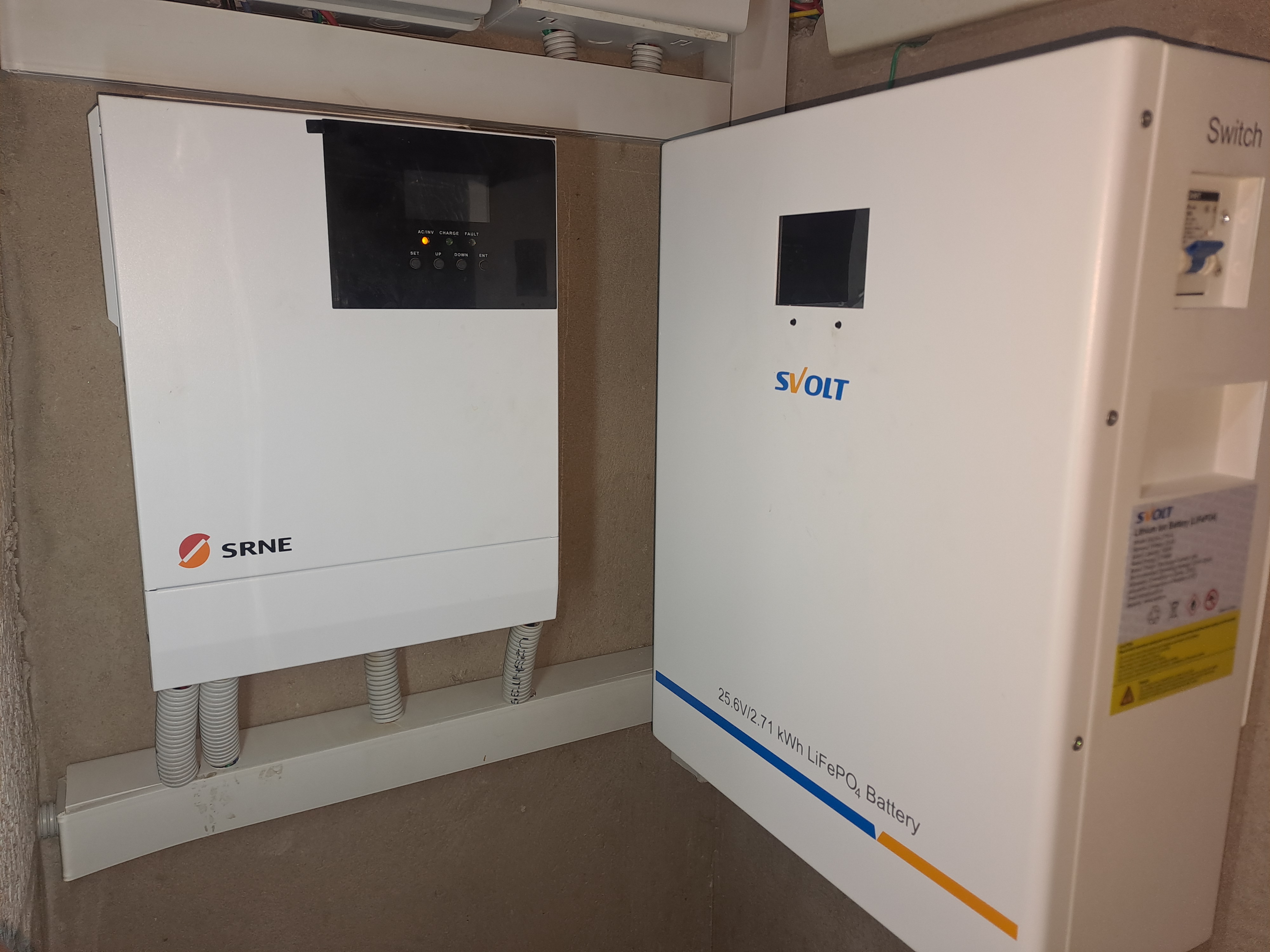 Solar inverter and battery system